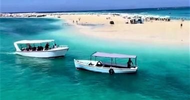 "الغرام" أيقونة مصيف مطروح وأشهر شواطئ مصر.. يتميز بإطلالة رائعة على الخليج والبحر المفتوح لوقوعه على شبه جزيرة.. لا يتأثر بارتفاع الموج وتيارات السحب وقت النوات.. ويجذب آلاف المصطافين يوميا والأكثر زحاما.. صور