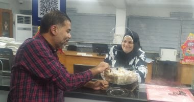 كهرباء القناة توزع "حلاوة المولد" على المواطنين بمراكز خدمة العملاء