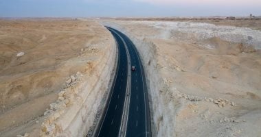 كنا فين وبقينا فين.. قطاع الطرق بالمنيا شريان حياة يربط الشرق بالغرب.. محاور وكبارى تختصر الوقت وتدعم حركة التجارة.. وازدواج الطرق الصحراوية يسهل الرحلات ويقلل زمن الانتقال.. صور