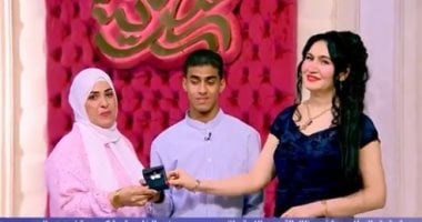 هبة عبد الفتاح تهدى قلادة جوهرة مصرية لنجم احتفالات «قادرون باختلاف» ووالدته