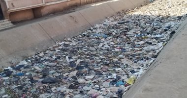 أهالى منشاة غمرين فى المنوفية يطالبون برفع المخلفات والقمامة داخل مجرى ترعة السنجئ