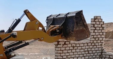 إزالة التعديات على أراضى الدولة بإدفو بأسوان ورفع كفاءة الإنارة بنصر النوبة