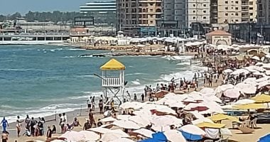 الراية الحمراء مرفوعة ومحدش عارف ينزل.. "ملتم أغسطس" يضرب شواطئ الإسكندرية لليوم الثانى.. مكبرات الصوت على الشواطئ تناشد بإخلاء مياه البحر والجلوس على رمال الشاطئ فقط.. المحافظة تحذر: ارتفاع الأمواج يصل 5 أمتار