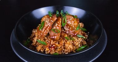 طريقة عمل أرز مقرمش بالخضراوات والدجاج على طريقة المطاعم الصينية
