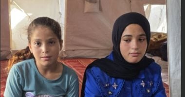 "علياء ونورا.. شقيقتان تركهما النزوح بلا والدين".. استشهد والدهما برصاص الاحتلال وفقدن أمهما.. الشقيقتان تعيشان قسوة الحرب وحدهما داخل خيمة في غزة بلا أسرة تحميهما ولا معيل يسندهما.. وتواجهان ألم العدوان والفقد