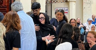 انهيار نجلاء فتحى فى جنازة ابنتها برفقة حفيدتها زين