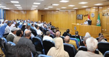 محافظ المنيا يبحث سبل تيسير التقنين لواضعي اليد على أراضي أملاك الدولة