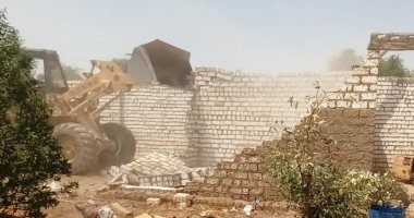 محافظ أسوان يتابع جهود إزالة التعديات بإدفو