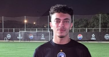 محمد مصطفى ميدو يوقع عقود انضمامه لبيراميدز ويحتفظ بصورة والدته الراحلة
