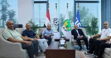 أبوريدة والدرندلى مع جهاز المنتخب بقيادة التوأم
