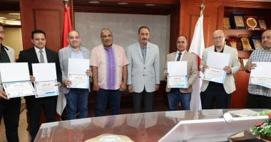 محافظ سوهاج يكرم عددا من أوائل المتدربين ببرامج مركز التنمية المحلية بسقارة