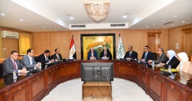 محافظ الفيوم ومستشار رئيس الجمهورية يبحثان تحديات الطرق والكهرباء والصرف الصحى