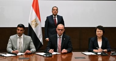 بين وزارة الصناعة وصندوق مصر السيادي وشركة «جيانغسو تشان خو» الصينية .. رئيس الوزراء يشهد توقيع مذكرة تفاهم لإقامة قاعدة لتخطيط وإنشاء مصانع السيارات ووسائل النقل المختلفة في مصر