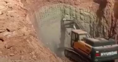  أعمال حفر حفرة ضخمة موازية للبئر للوصول إلي الطفل أيوب فى الجزائر 