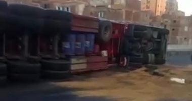 انقلاب سيارة نقل ثقيل