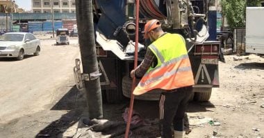 حملة موسعة لتطهير شبكات الصرف الصحي بأسوان على 4 مراحل.. صور