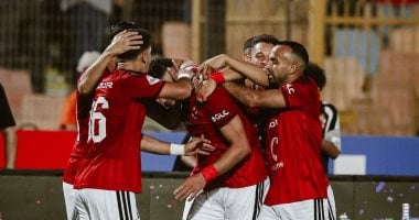 لاعبو الأهلي خلال الاحتفال بمباريات الدوري