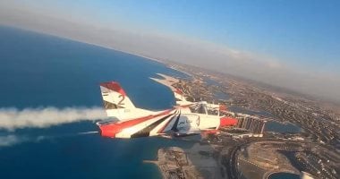 اللي شايفه خيال.. سماء العلمين تتألق بعرض جوي لطائرات «تحيا مصر».. فيديو