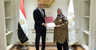 وزير التعليم يكرم الأبلة صالحة أبو الفضل