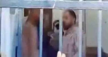 مشاجرة بين مدرس وطالب خالع ملابسه العلوية في الشرقية