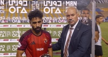 مروان عطية يتسلم الجائزة من عاطف الأيوبى مراقب المباراة