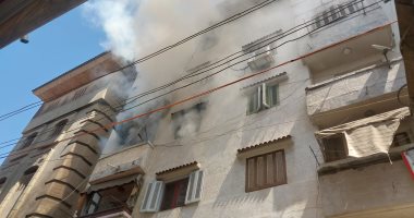 حريق هائل يلتهم وحدة سكنية بدمياط.. والحماية المدنية تحاصر النيران (صور)