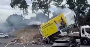 الشاحنة تفرغ حمولتها 