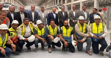 رئيس الوزراء يلتقط صورة تذكارية مع العاملين بمونوريل غرب النيل
