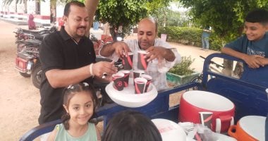 شباب "برقطا" يوزعون "الشربات" على الأهالي احتفالا بانطلاق العام الدراسي الجديد