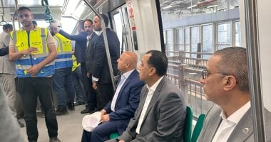 رئيس الوزراء يستقل مونوريل غرب النيل فى التشغيل التجريبى.. فيديو