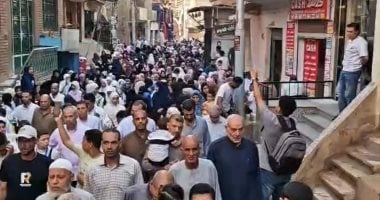أهالى القرية يودعون 25 حافظًا للقرآن قبل سفرهم للعمرة