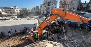 رفع ركام المبنى المنهار في غزة