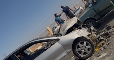 تصادم سيارتين ملاكى وميكروباص بالطريق السياحى فى الجيزة تجاه المنيب.. صور