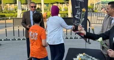 الأمن الإدارى بجامعة القاهرة يستقبل الطلاب بأول يوم دراسة بالورود والحلوى