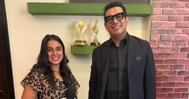المطرب محمود الليثي والمحررة مارينا تراشر 