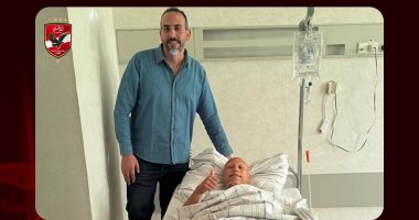عمرو الجزار مدافع الأهلي رفقة دكتور أحمد جاب الله طبيب الأهلي