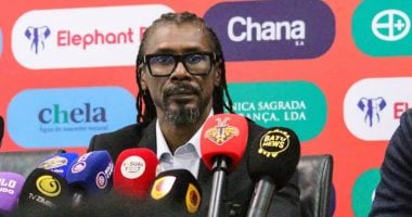 السنغالي أليو سيسيه المدير الفني الحالي لمنتخب أنجولا