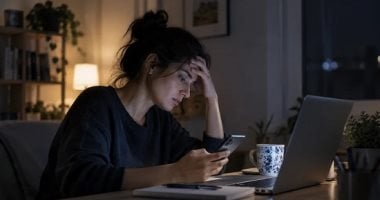 حاسس بحزن دائم ومش عارف السبب؟.. 4 عادات يومية تستنزف صحتك النفسية