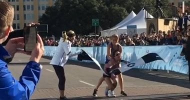 عداءة تساند زميلتها فى الماراثون 