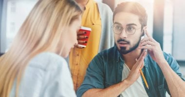 كلام اجتماعات.. 5 عبارات رنانة فى بيئة العمل تبدو ذكية لكنها بلا معنى