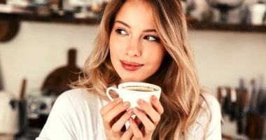 بين تحفيز الكولاجين وجفاف البشرة.. ماذا يقول العلم عن تأثير القهوة على نضارتك؟