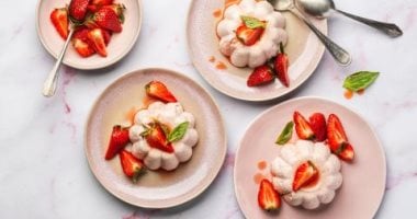 Strawberry Panna Cotta: An Italian Dessert With a 10-Minute Preparation