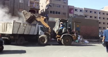 حملات مكثفة لرفع كفاءة النظافة بشوارع إمبابة والمنيرة الغربية.. صور