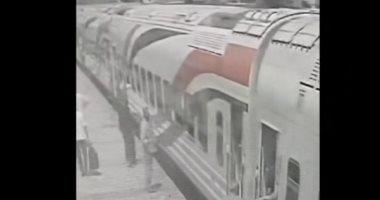 ناظر محطة طهطا ينقذ مواطنا من الموت أسفل عجلات القطار.. فيديو