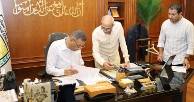 محافظ جنوب سيناء يعتمد عددًا من عقود تقنين أراضى بمدينة دهب