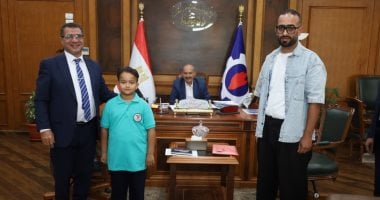 محافظ السويس يستمع لشكوى ولى أمر وينهى خلافًا بين تلميذين