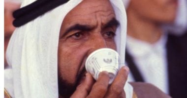 الشيخ زايد ـ الوالد المؤسس لدولة الإمارات يشرب قهوته المفضلة ـ أرشيفية 