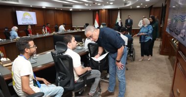 محافظ الجيزة يسلم 12 عقد عمل لذوى الهمم بالتعاون مع مديرية العمل