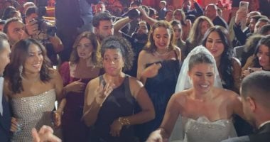مصطفى غريب ودنيا سامي يشاركان ديانا هشام 