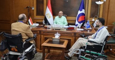 محافظ السويس يستقبل شابين من ذوي الهمم ويوجه بسرعة بحث مطالبهما